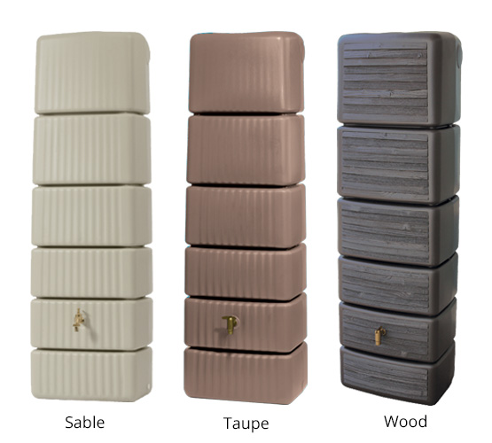 Trois réservoirs d'eau de pluie verticaux en différents coloris : sable, taupe et imitation bois, chacun équipé d'un robinet pour la distribution d'eau.